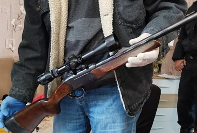 Незаконен боен арсенал иззеха полицаи (СНИМКИ)