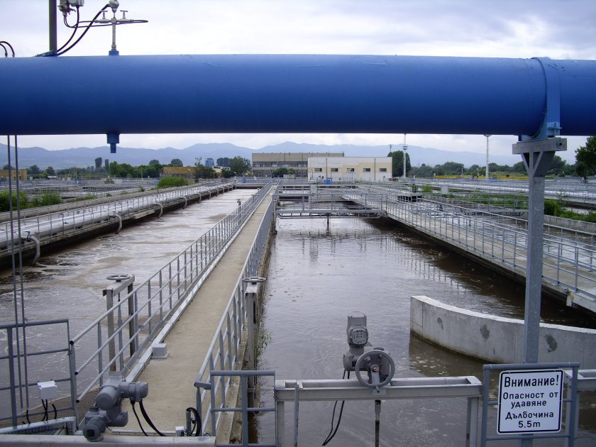 Отломки от срутена фабрика запушили канал за отпадни води в Нови Искър