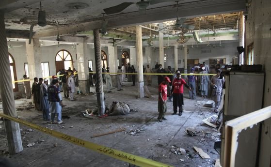 8 ученици загинаха, а 136 са ранени при взрив в класна стая
