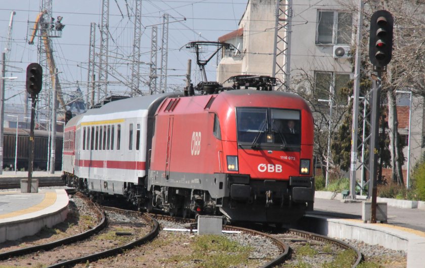 Издирват близките на прегазената от влак жена край Плевен