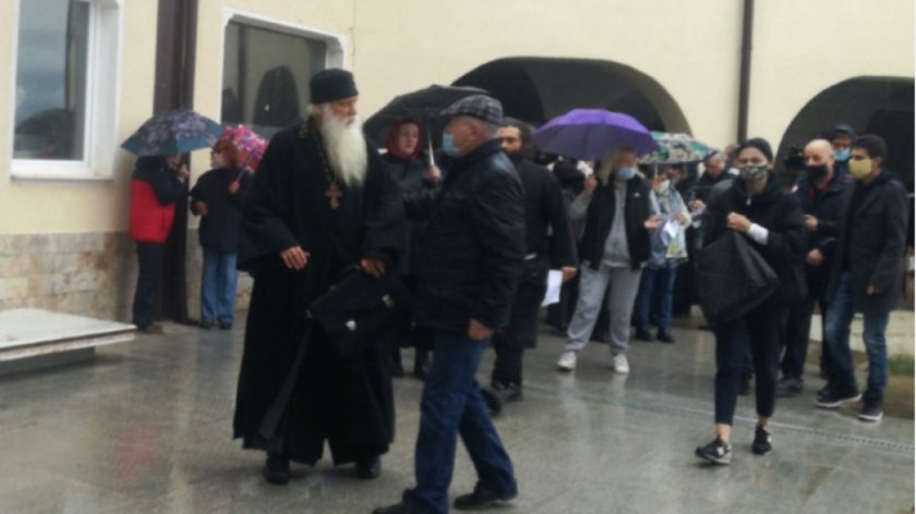 Миряни бранят прогонен игумен на манастир "Благовещение"