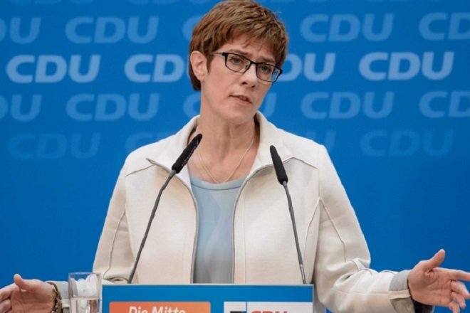 Партията на Меркел отложи избора на нов лидер 