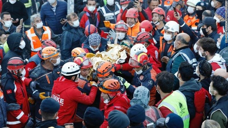 След труса: Спасители извадиха две деца изпод руините в Измир (СНИМКИ)