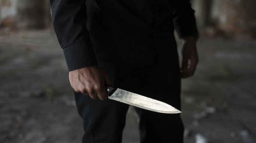 Мъж заплаши с ножове полицаи в Париж