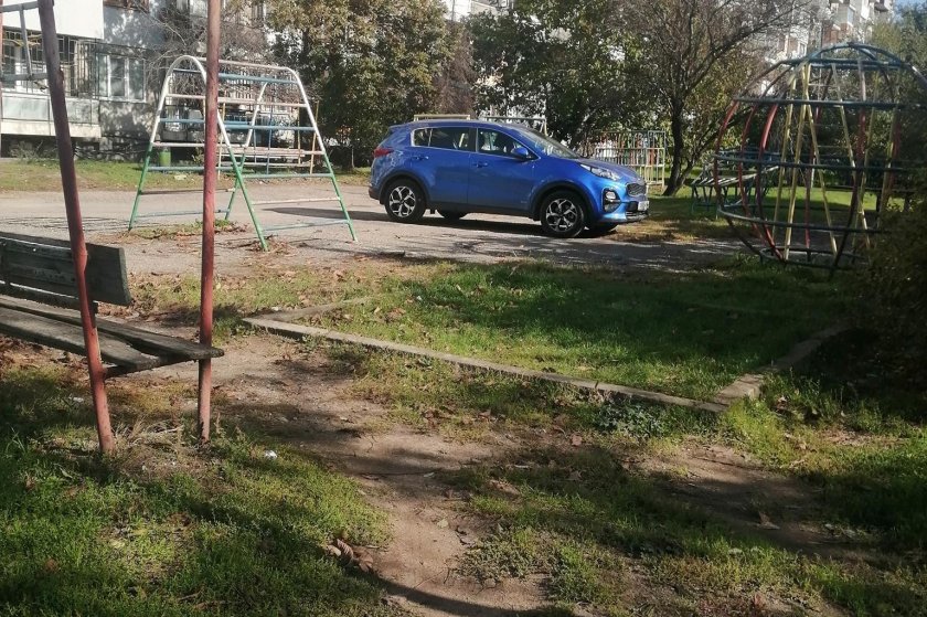 Малоумник паркира колата си насред детска площадка в „Сухата река“