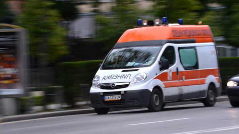Блъснаха линейка край Пловдив, има пострадала лекарка