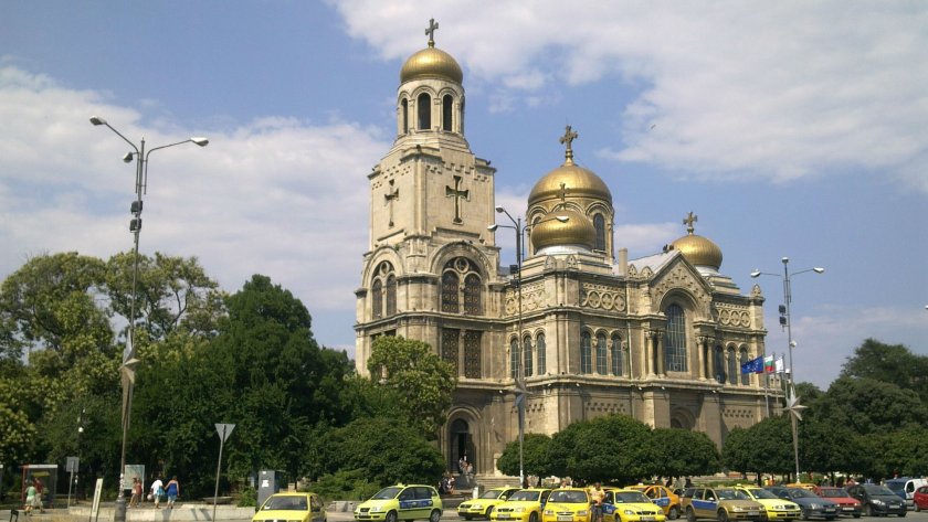 Ремонтират Катедралата във Варна