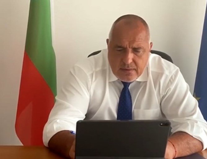 Борисов от джипа: Първи ще излезем от кризата (ВИДЕО)