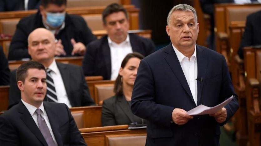 Орбан забранява осиновяването на деца от еднополови двойки