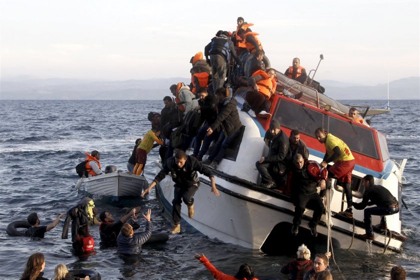 Лодка с бежанци се обърна в Егейско море, има загинали 