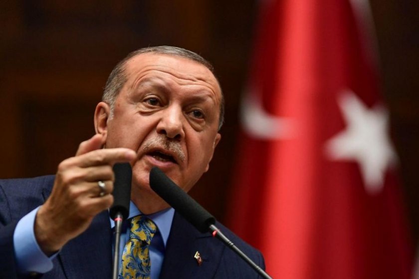 Ердоган забрани излизането през уикенда преди 10 и след 20 ч. 