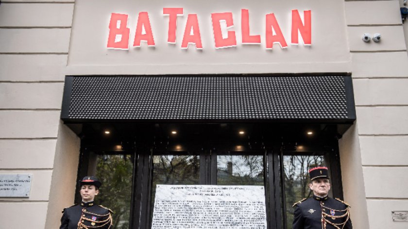 Франция почита жертвите в "Батаклан"