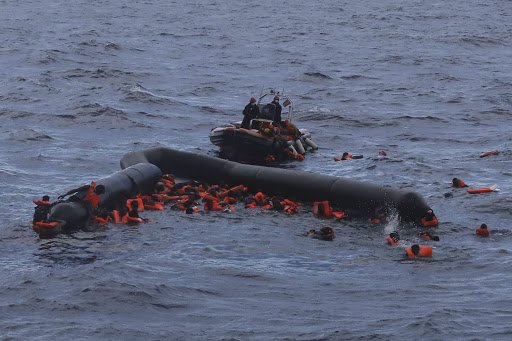 Близо 100 загинали мигранти при две корабокрушения край Либия