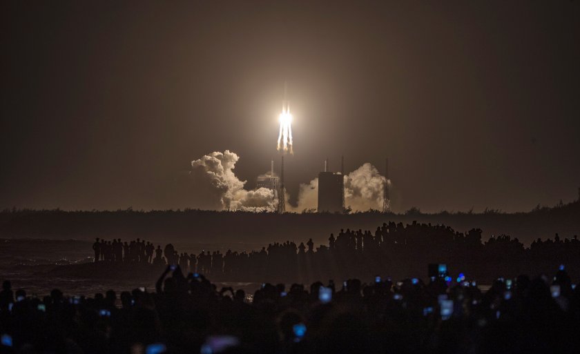 Китай изстреля сонда към Луната