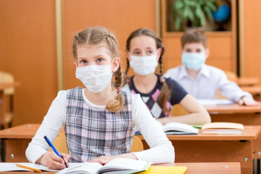Вирусът захапа 4 забавачки и училище в Търновско