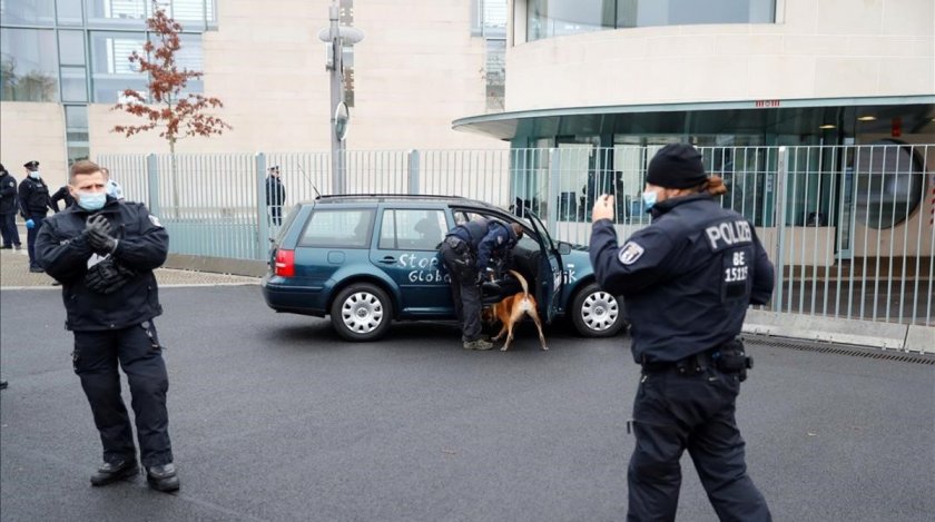 Кола се заби в офиса на Меркел
