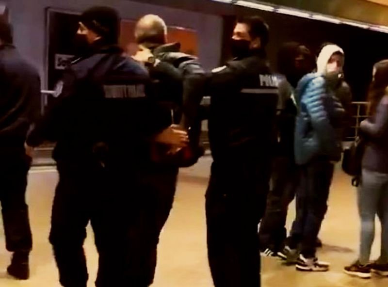 Брутално видео: Полицаи арестуваха мъж без маска в софийското метро