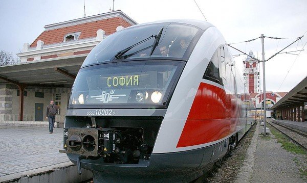 Влакът Варна-София се заби в скали