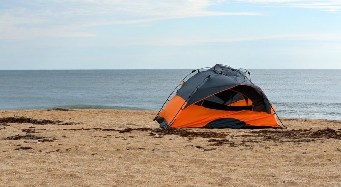 Няма да глобяват за палатки на плажа в Царево, ВАС отмени наредбата