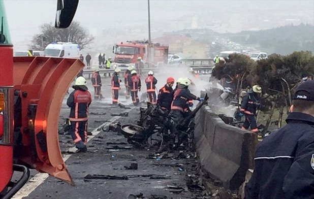 Един човек загина и 15 бяха ранени при катастрофа в Истанбул