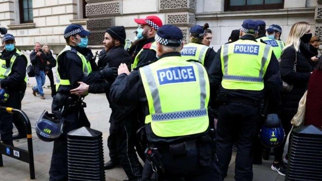 Над 60 протестъри бяха арестувани след безредици в Лондон