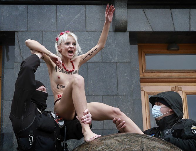 Активистка протестира гола пред президентството в Киев