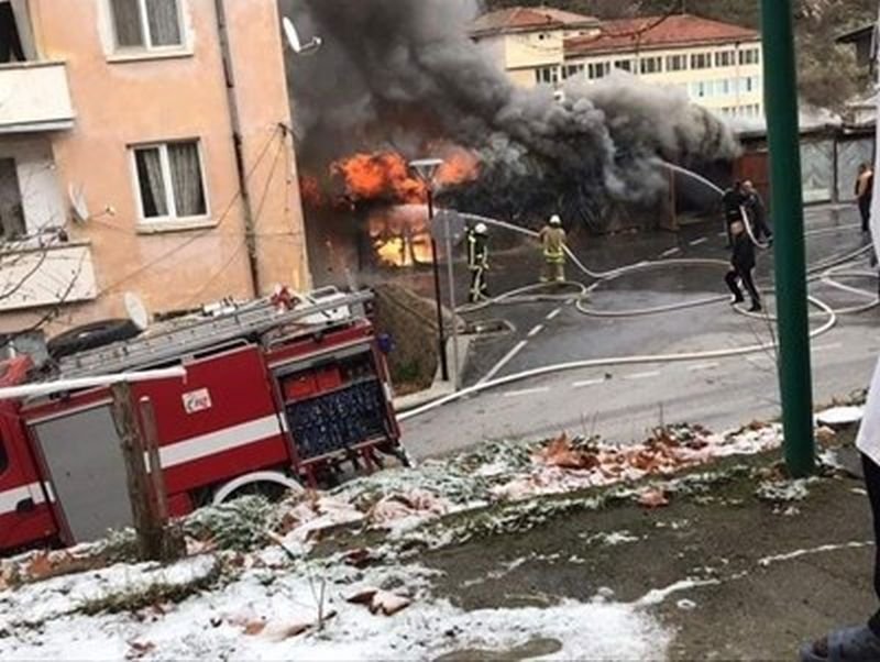 3 гаража изгоряха при пожар в Мадан