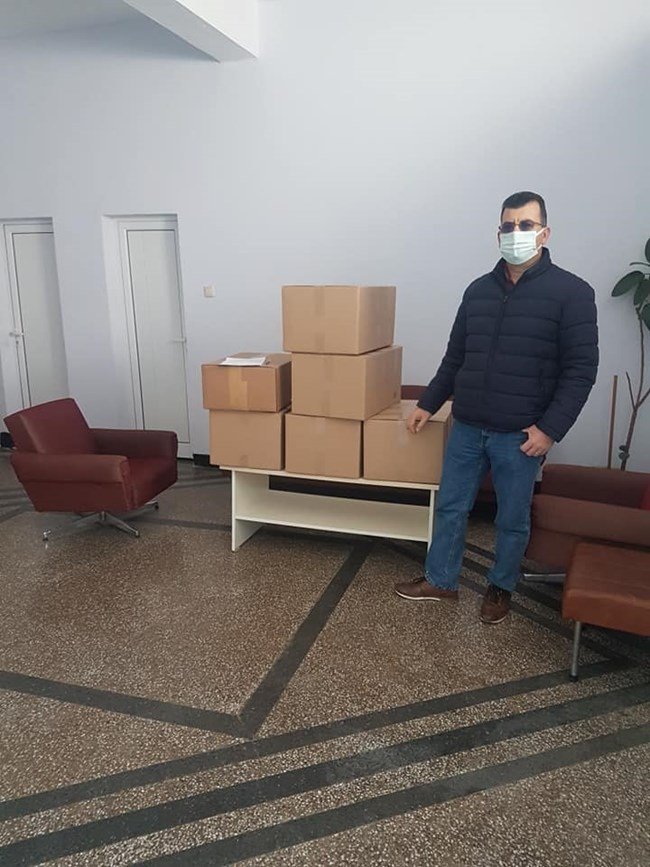 Евродепутат дари маски и облекла на болницата в Гоце Делчев