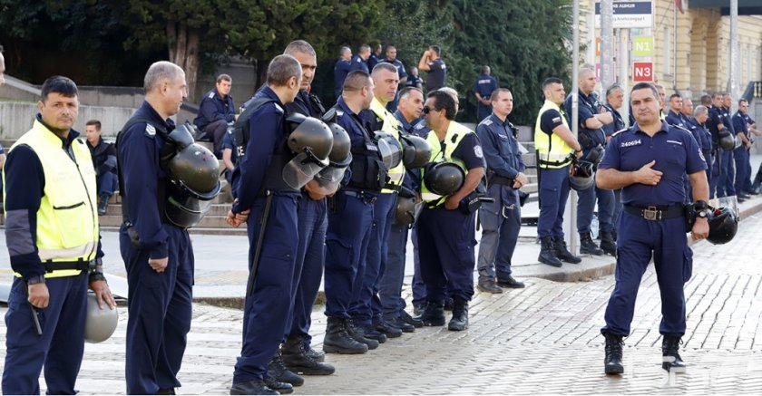 Полицаите блокират НС с протест за заплати