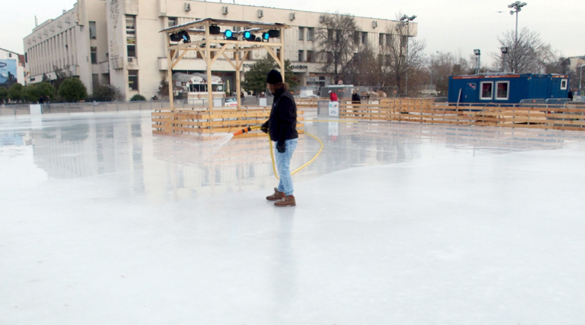 Пловдив привлича с най-голямата ледена пързалка в страната