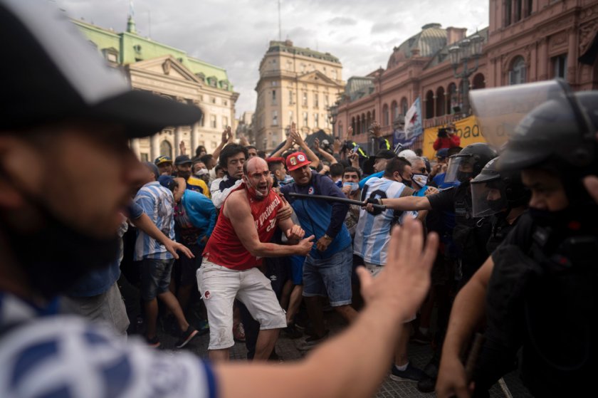 Очаквано: Бой между полиция и фенове на поклонението на Марадона
