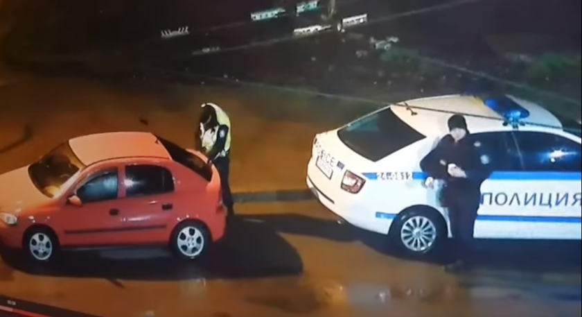 Нечувано: Полицай краде емблемите на частна кола (ВИДЕО)