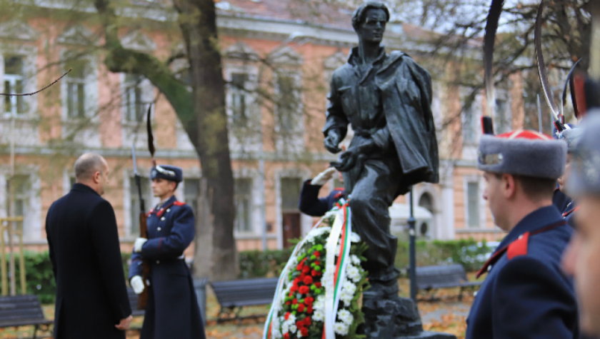 Президентът поднесе цветя пред паметника на Вапцаров