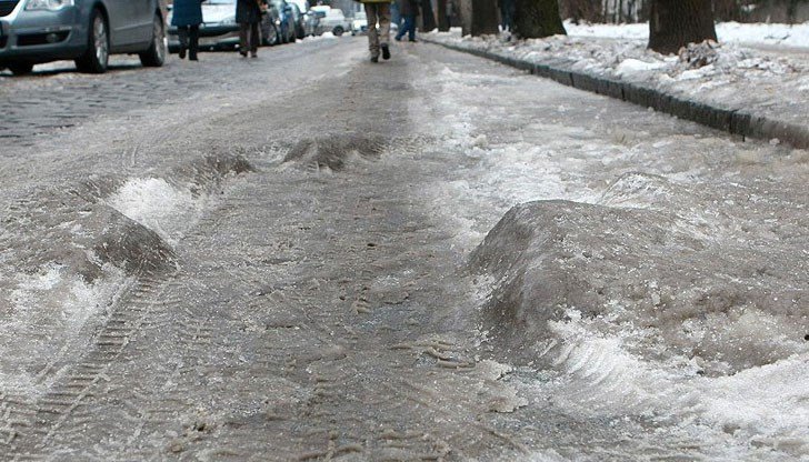 В София чистиха опасни и стръмни заледени улици