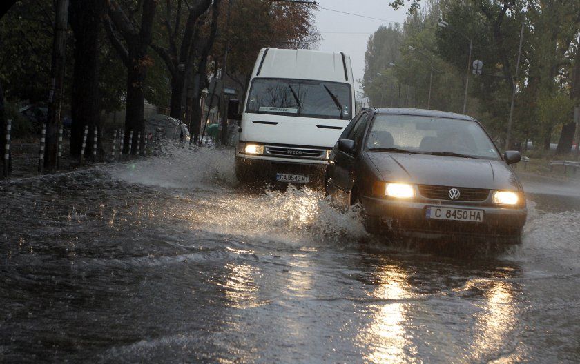 Седмицата започва с валежи и силни ветрове