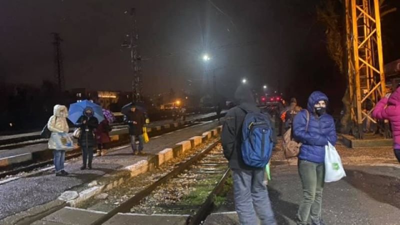 Заради аварията на влака София-Перник 3 часа пътниците зъзнат на студа