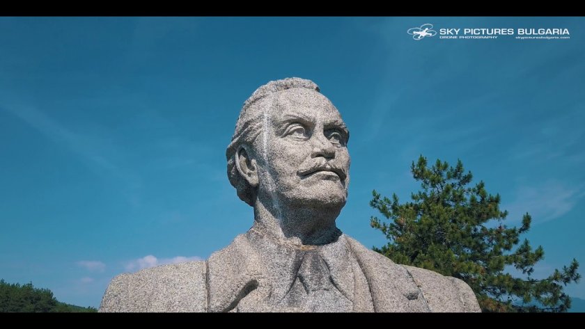 Вандали с дрон заляха с блажна боя паметник на Георги Димитров