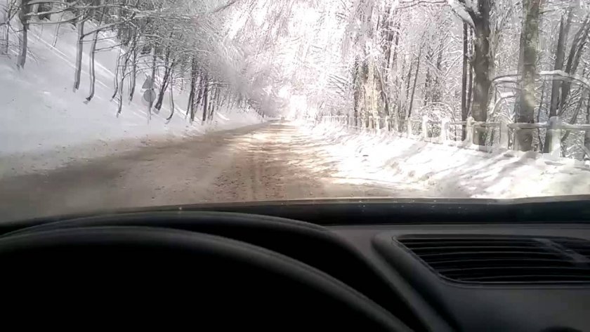 Сняг се сипе над проходите „Петрохан“ и „Превала“