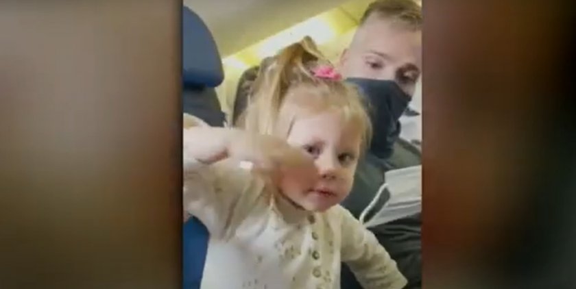Психо: 2-годишно дете свалено от самолет, не искало маска (ВИДЕО)