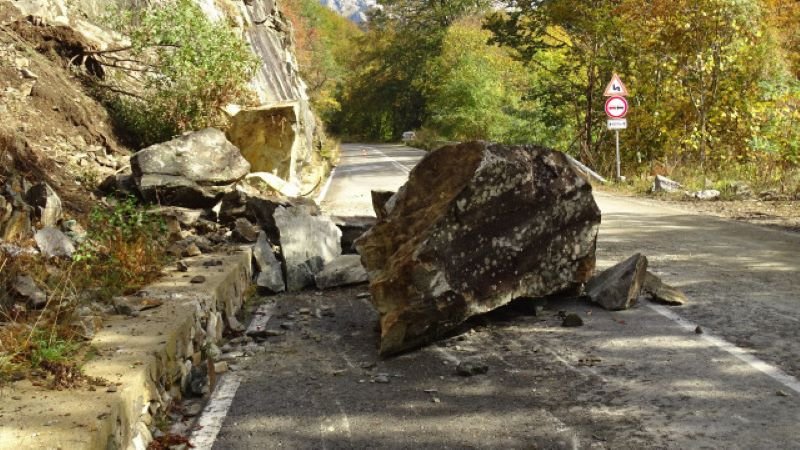 Ужас! Скала падна върху кола в Прохода на републиката