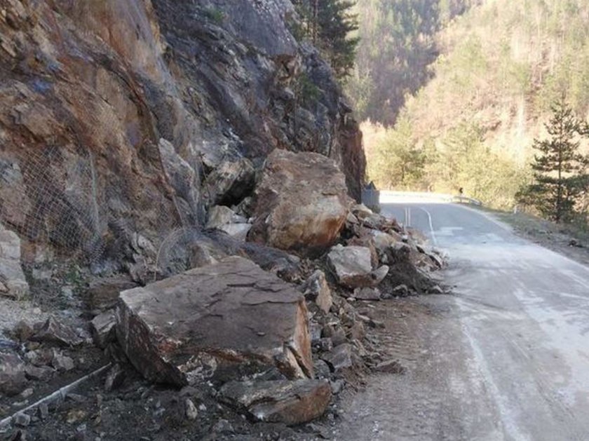 Камъни се стовариха върху кола в Прохода на републиката
