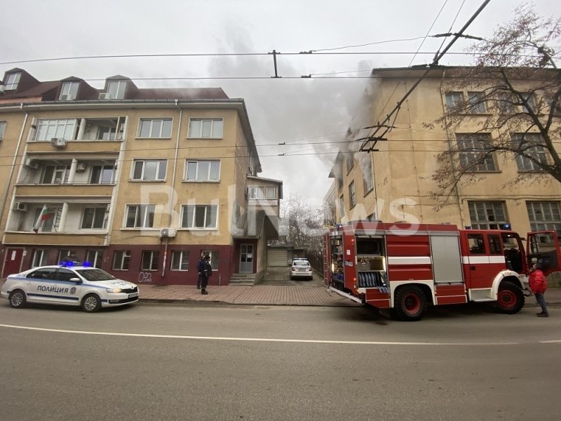 Голям пожар в бивша печатница във Враца (СНИМКА)