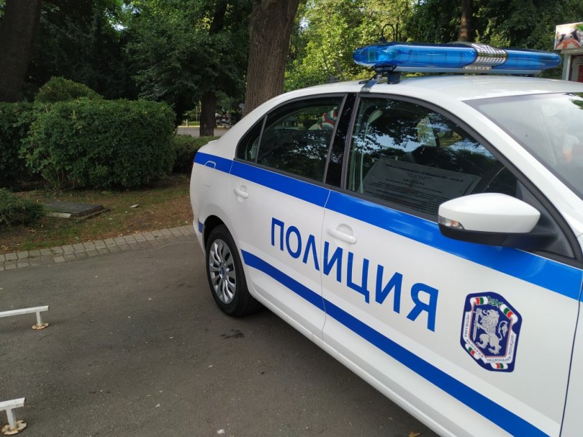 Шофьор блъсна дете, скри се от гневните родители в... полицията