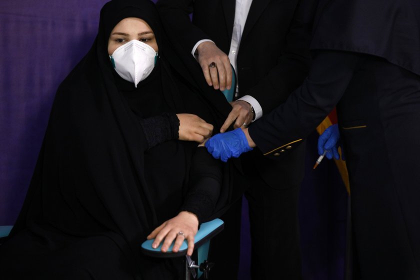 Техеран започна да тества иранска ваксина върху хора