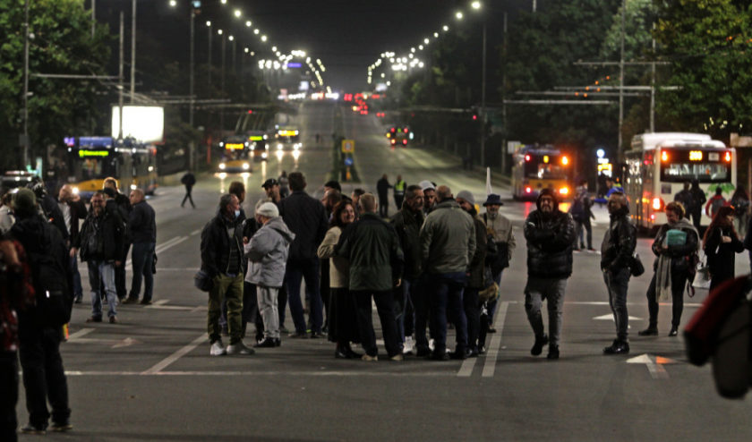 Протестът не празнува: Пак блокира Орлов мост 