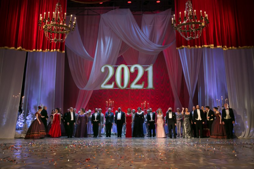 Софийска опера посреща 2021-ва с бляскав Новогодишен концерт (СНИМКИ)