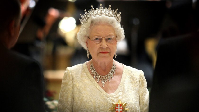 Елизабет II даде рицарски звания на Луис Хамилтън и Роджър Дикинс