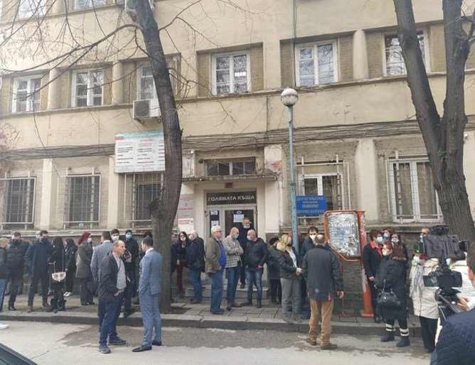 Социалисти викат за Гергов пред БСП-централата в Пловдив 