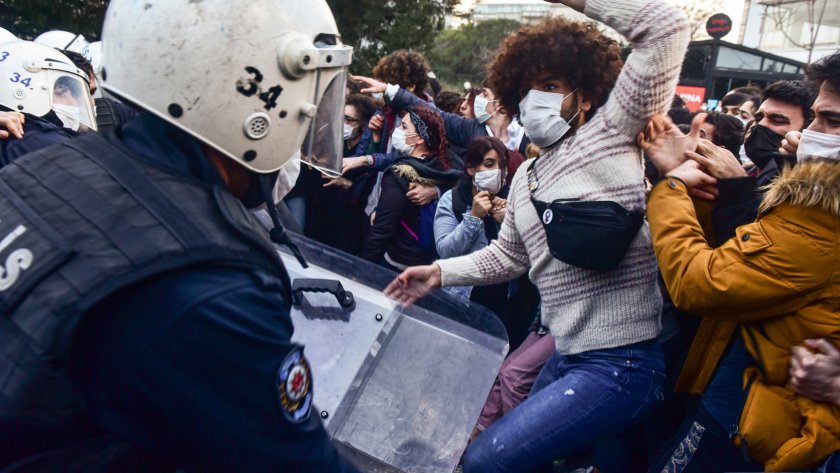 Полицията в Истанбул задържа 17 души след протести