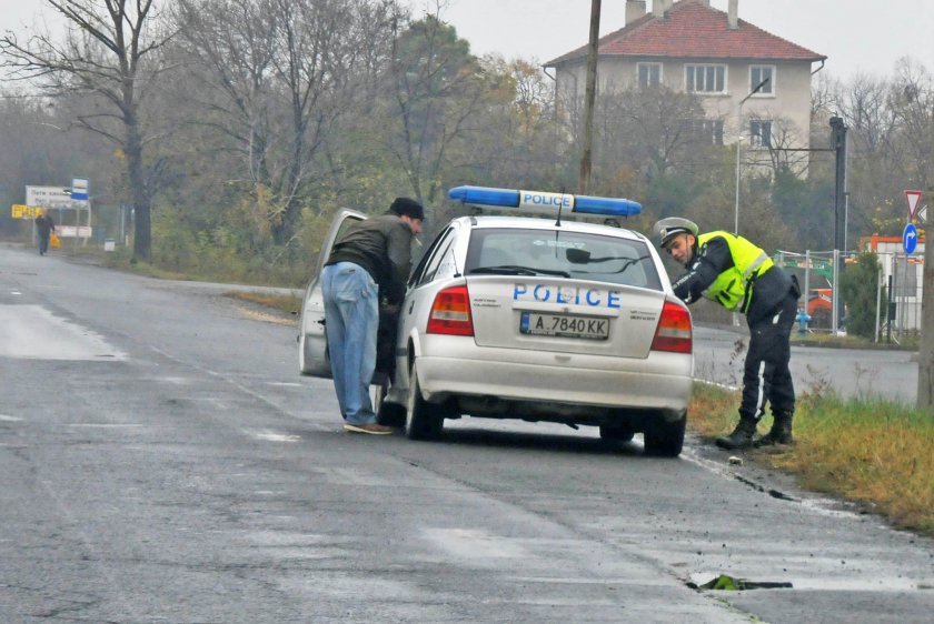 Спипаха трима полицаи от Сливо поле да вземат подкупи на пътя